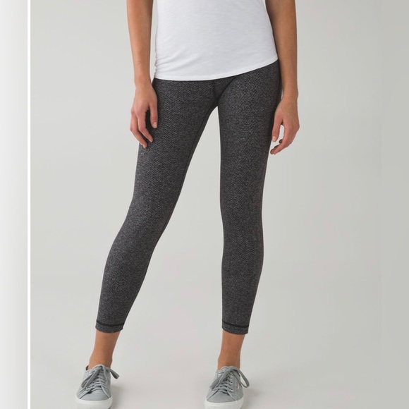 Lululemon High Times 7/8 leggings in Herringbone Heathered Black  size 8 - Picture 2 of 9